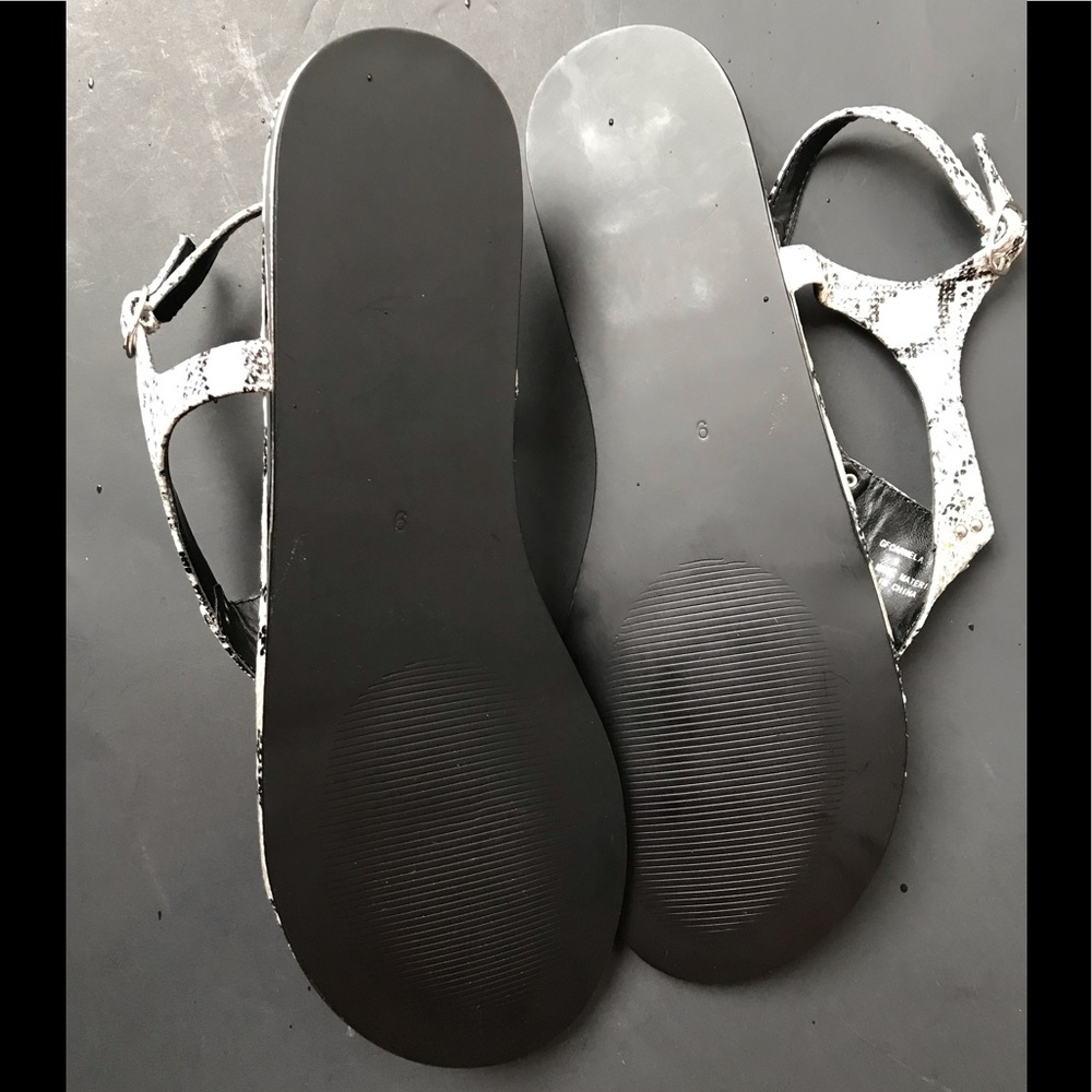 GUESS WOMEN’S SANDALS ANIMAL PRINT BLCK & WHITE - Picture 6 of 7